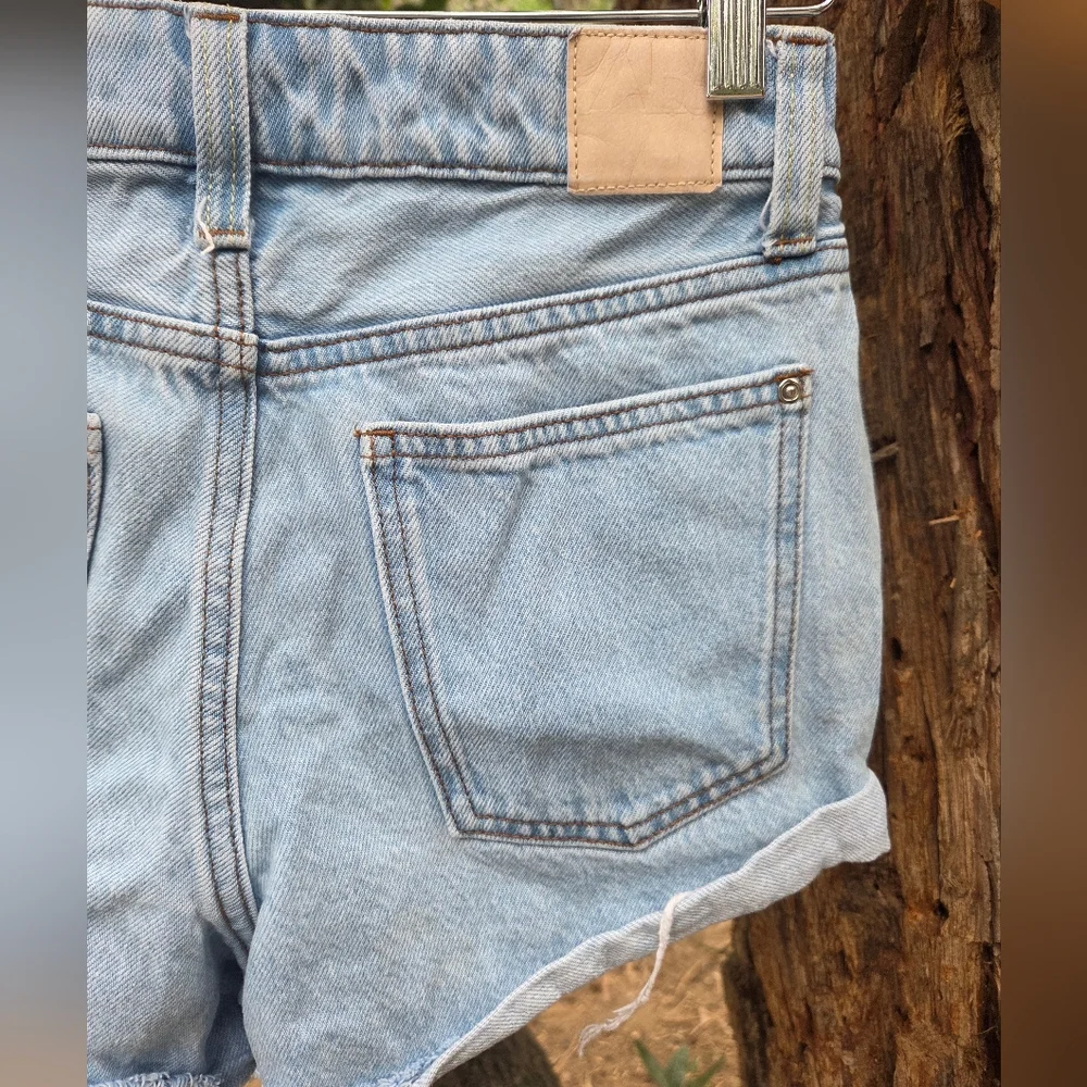 Zara Womens Light Wash Distressed Jean‎ Shorts Size 2